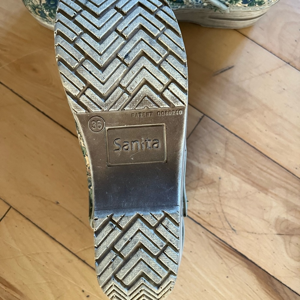 Clogs - Picture 2 of 3